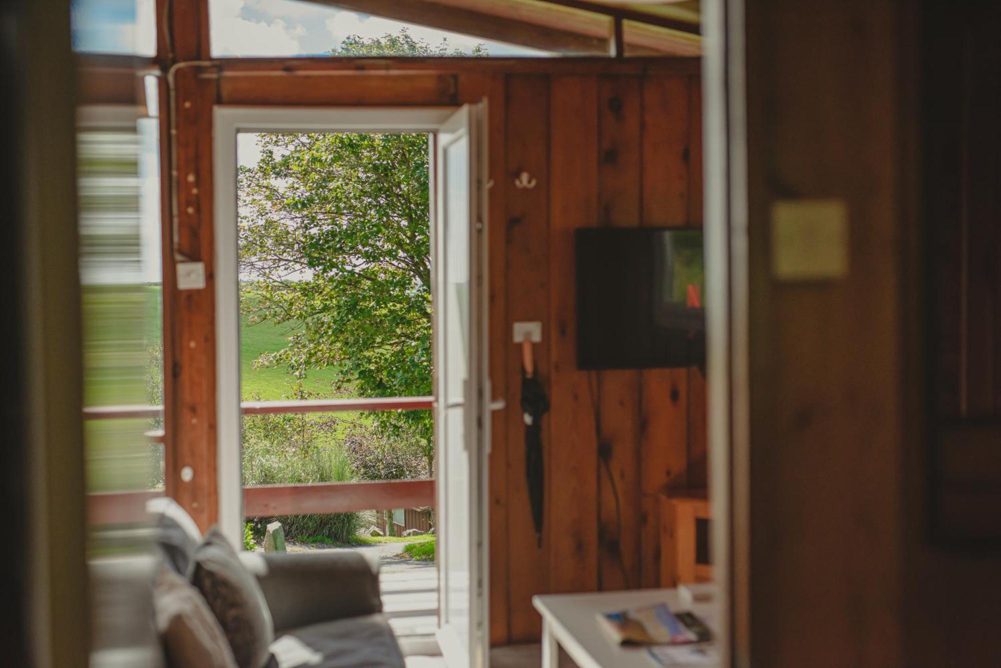 Timber Hill Self Catering Cedar Lodges ブロード・ヘブン エクステリア 写真